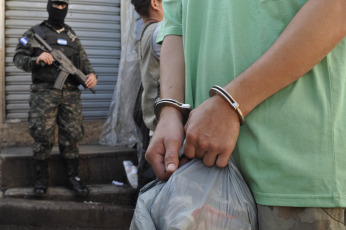 Tegucigalpa, Honduras.- 50 reclusos fueron trasladados a una cárcel de máxima seguridad, a la que ya han sido enviados casi un centenar de presos peligrosos. La cárcel conocida como El Pozo, que ha sido descrita por los presos como un “infierno” a los que no se les permiten visitas y están totalmente incomunicados. Según la Fuerza de Seguridad Nacional, el 80