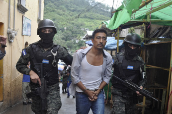 Tegucigalpa, Honduras.- 50 reclusos fueron trasladados a una cárcel de máxima seguridad, a la que ya han sido enviados casi un centenar de presos peligrosos. La cárcel conocida como El Pozo, que ha sido descrita por los presos como un “infierno” a los que no se les permiten visitas y están totalmente incomunicados. Según la Fuerza de Seguridad Nacional, el 80