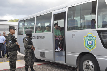 Tegucigalpa.- 50 prisoners were taken to a maximum security prison, to which nearly one hundred dangerous prisoners have already been sent. The prison known as El Pozo, which has been described by the prisoners as a "hell" who are not allowed visits and are totally incommunicado. According to the National Security Force, 80% of the attacks and massacres perpetrated in the Central American country are ordered by gang members who operate from prisons.Miguel Carlos Eladio/CPH/LANA