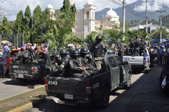 Tegucigalpa, Honduras.- 50 reclusos fueron trasladados a una cárcel de máxima seguridad, a la que ya han sido enviados casi un centenar de presos peligrosos. La cárcel conocida como El Pozo, que ha sido descrita por los presos como un “infierno” a los que no se les permiten visitas y están totalmente incomunicados. Según la Fuerza de Seguridad Nacional, el 80