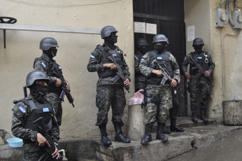 Tegucigalpa, Honduras.- 50 reclusos fueron trasladados a una cárcel de máxima seguridad, a la que ya han sido enviados casi un centenar de presos peligrosos. La cárcel conocida como El Pozo, que ha sido descrita por los presos como un “infierno” a los que no se les permiten visitas y están totalmente incomunicados. Según la Fuerza de Seguridad Nacional, el 80