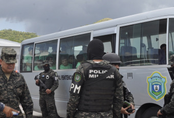 Tegucigalpa.- 50 prisoners were taken to a maximum security prison, to which nearly one hundred dangerous prisoners have already been sent. The prison known as El Pozo, which has been described by the prisoners as a "hell" who are not allowed visits and are totally incommunicado. According to the National Security Force, 80% of the attacks and massacres perpetrated in the Central American country are ordered by gang members who operate from prisons.Miguel Carlos Eladio/CPH/LANA