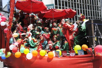 La Paz, Bolivia.- Con alrededor de 60 conjuntos y agrupaciones indígenas provinciales se realizó este lunes 27 el Jisk'a Anata 2017. Jisk'a Anata surgió en 2010 bajo el sello de “Tradición y diversidad en la Fiesta de la Alegría” que cumple 40 años, el lunes de carnaval, al concurso de cofradías y agrupaciones indígenas de diferentes instituciones y escuelas de danza y baile.