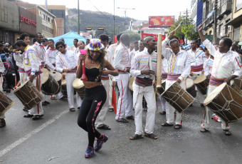 La Paz.- With about 60 sets and provincial indigenous groups was held on Monday 27 Jisk'a Anata 2017. Jisk'a Anata emerged in 2010 under the label of "Tradition and diversity in the Feast of Joy" that makes 40 years, on Monday of carnival, to the contest fraternities and indigenous groups of different institutions and schools of dance and dance.G.Jallasi / ABI / LANA