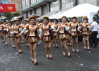 La Paz, Bolivia.- Con alrededor de 60 conjuntos y agrupaciones indígenas provinciales se realizó este lunes 27 el Jisk'a Anata 2017. Jisk'a Anata surgió en 2010 bajo el sello de “Tradición y diversidad en la Fiesta de la Alegría” que cumple 40 años, el lunes de carnaval, al concurso de cofradías y agrupaciones indígenas de diferentes instituciones y escuelas de danza y baile.