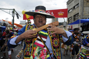 La Paz, Bolivia.- Con alrededor de 60 conjuntos y agrupaciones indígenas provinciales se realizó este lunes 27 el Jisk'a Anata 2017. Jisk'a Anata surgió en 2010 bajo el sello de “Tradición y diversidad en la Fiesta de la Alegría” que cumple 40 años, el lunes de carnaval, al concurso de cofradías y agrupaciones indígenas de diferentes instituciones y escuelas de danza y baile.