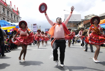 La Paz.- With about 60 sets and provincial indigenous groups was held on Monday 27 Jisk'a Anata 2017. Jisk'a Anata emerged in 2010 under the label of "Tradition and diversity in the Feast of Joy" that makes 40 years, on Monday of carnival, to the contest fraternities and indigenous groups of different institutions and schools of dance and dance.G.Jallasi / ABI / LANA