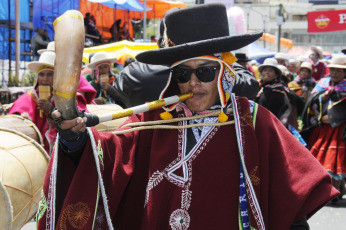 La Paz, Bolivia.- Con alrededor de 60 conjuntos y agrupaciones indígenas provinciales se realizó este lunes 27 el Jisk'a Anata 2017. Jisk'a Anata surgió en 2010 bajo el sello de “Tradición y diversidad en la Fiesta de la Alegría” que cumple 40 años, el lunes de carnaval, al concurso de cofradías y agrupaciones indígenas de diferentes instituciones y escuelas de danza y baile.