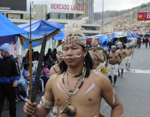 La Paz, Bolivia.- Con alrededor de 60 conjuntos y agrupaciones indígenas provinciales se realizó este lunes 27 el Jisk'a Anata 2017. Jisk'a Anata surgió en 2010 bajo el sello de “Tradición y diversidad en la Fiesta de la Alegría” que cumple 40 años, el lunes de carnaval, al concurso de cofradías y agrupaciones indígenas de diferentes instituciones y escuelas de danza y baile.