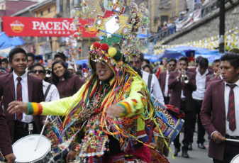 La Paz.- With about 60 sets and provincial indigenous groups was held on Monday 27 Jisk'a Anata 2017. Jisk'a Anata emerged in 2010 under the label of "Tradition and diversity in the Feast of Joy" that makes 40 years, on Monday of carnival, to the contest fraternities and indigenous groups of different institutions and schools of dance and dance.G.Jallasi / ABI / LANA