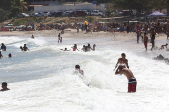 Vargas.- Tour around the beaches of the Vargas coast, one of the most important tourist destinations for Venezuelans. It is bordered to the north by the Caribbean Sea and to the south by the Cordillera de La Costa. The Litoral is visited by the majority of the inhabitants of Caracas every weekend and is part of Greater Caracas, three of its cities (Catia La Mar, La Guaira and Maiquetia) are bedroom cities of Caracas.Gregorio Terán / LANA