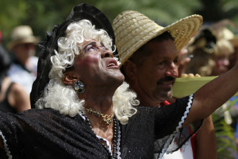 Vargas, Venezuela.- En los estados Vargas y parte de Carabobo se realiza una manifestación popular denominada “El Entierro de la Sardina”, con esta expresión popular se cierra el ciclo de las celebraciones del Carnaval para asegurar que se realizarán el próximo año. Es considerada una fiesta típica de los carnavales es en sí misma una parodia, simulando el paso de un entierro por las calles del pueblo.