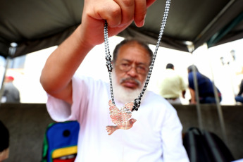 Caracas, Venezuela.- Un grupo de artesanos se reúne en la Plaza El Venezolano para ofrecer su producto y ofrecer diferentes foros en la Semana del Artesano.