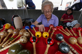 Caracas, Venezuela.- Un grupo de artesanos se reúne en la Plaza El Venezolano para ofrecer su producto y ofrecer diferentes foros en la Semana del Artesano.