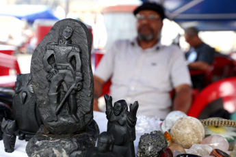 Caracas, Venezuela.- Un grupo de artesanos se reúne en la Plaza El Venezolano para ofrecer su producto y ofrecer diferentes foros en la Semana del Artesano.