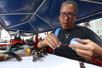 Caracas, Venezuela.- Un grupo de artesanos se reúne en la Plaza El Venezolano para ofrecer su producto y ofrecer diferentes foros en la Semana del Artesano.