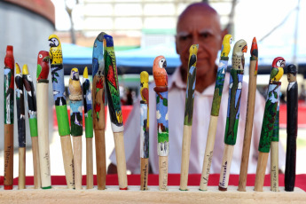 Caracas, Venezuela.- Un grupo de artesanos se reúne en la Plaza El Venezolano para ofrecer su producto y ofrecer diferentes foros en la Semana del Artesano.