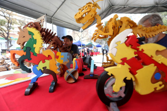 Caracas, Venezuela.- Un grupo de artesanos se reúne en la Plaza El Venezolano para ofrecer su producto y ofrecer diferentes foros en la Semana del Artesano.