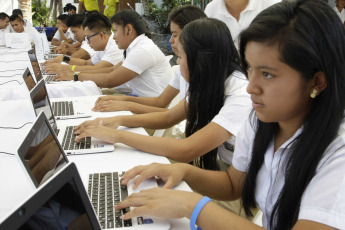 Panchimalco, El Salvador.- Los habitantes de Panchimalco participaron este sábado junto al presidente Salvador Sánchez Cerén y la Primera Dama, Margarita Villalta de Sánchez, del Festival itinerante por el Buen Vivir, que combina cultura, salud, educación, asistencia social y participación ciudadana.