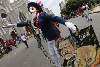 Caracas, Venezuela.- Una movilización se realiza este martes en Caracas en rechazo a los "mecanismos injerencistas promovidos por la Organización de Estados Americanos (OEA)", que según los organizadores "buscan quebrar el orden democrático y constitucional de Venezuela para imponer en el país los intereses de sectores imperialistas en la región".