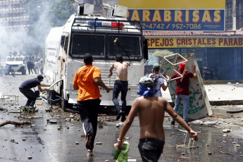 Caracas, Venezuela.- Los opositores a Nicolás Maduro volvieron a manifestarse este jueves en la autopista Francisco Fajardo de Caracas en medio de una creciente tensión política, que esta semana ha dejado decenas de heridos y detenidos en las protestas.