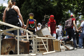 Caracas, Venezuela.- Los opositores a Nicolás Maduro volvieron a manifestarse este jueves en la autopista Francisco Fajardo de Caracas en medio de una creciente tensión política, que esta semana ha dejado decenas de heridos y detenidos en las protestas.