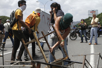 Caracas, Venezuela.- Los opositores a Nicolás Maduro volvieron a manifestarse este jueves en la autopista Francisco Fajardo de Caracas en medio de una creciente tensión política, que esta semana ha dejado decenas de heridos y detenidos en las protestas.