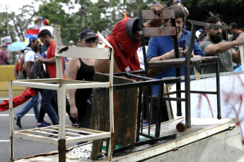 Caracas.- Opponents of Venezuelan President Nicolás Maduro are demonstrating again on Thursday at the Francisco Fajardo Motorway in Caracas amid growing political tension, which this week has left dozens injured and detained in protests. For the government this is the coup plan March-April 2017 and that it is planned "before the start of Easter: Increase pressure every day, break normality."Pedro Mattey / LANA