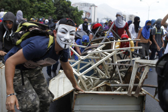 Caracas, Venezuela.- Los opositores a Nicolás Maduro volvieron a manifestarse este jueves en la autopista Francisco Fajardo de Caracas en medio de una creciente tensión política, que esta semana ha dejado decenas de heridos y detenidos en las protestas.