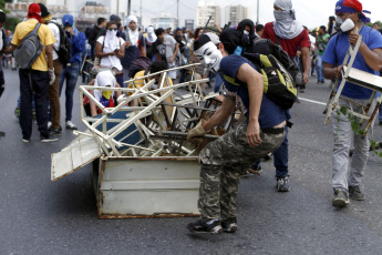 Caracas, Venezuela.- Los opositores a Nicolás Maduro volvieron a manifestarse este jueves en la autopista Francisco Fajardo de Caracas en medio de una creciente tensión política, que esta semana ha dejado decenas de heridos y detenidos en las protestas.