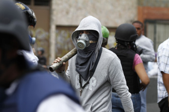 Caracas, Venezuela.- Los opositores a Nicolás Maduro volvieron a manifestarse este jueves en la autopista Francisco Fajardo de Caracas en medio de una creciente tensión política, que esta semana ha dejado decenas de heridos y detenidos en las protestas.