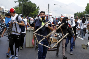 Caracas, Venezuela.- Los opositores a Nicolás Maduro volvieron a manifestarse este jueves en la autopista Francisco Fajardo de Caracas en medio de una creciente tensión política, que esta semana ha dejado decenas de heridos y detenidos en las protestas.