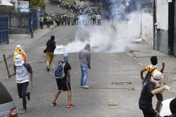 Caracas, Venezuela.- Los opositores a Nicolás Maduro volvieron a manifestarse este jueves en la autopista Francisco Fajardo de Caracas en medio de una creciente tensión política, que esta semana ha dejado decenas de heridos y detenidos en las protestas.