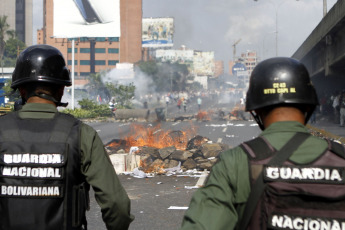 Caracas, Venezuela.- Los opositores a Nicolás Maduro volvieron a manifestarse este jueves en la autopista Francisco Fajardo de Caracas en medio de una creciente tensión política, que esta semana ha dejado decenas de heridos y detenidos en las protestas.