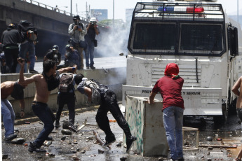 Caracas.- Opponents of Venezuelan President Nicolás Maduro are demonstrating again on Thursday at the Francisco Fajardo Motorway in Caracas amid growing political tension, which this week has left dozens injured and detained in protests. For the government this is the coup plan March-April 2017 and that it is planned "before the start of Easter: Increase pressure every day, break normality."Pedro Mattey / LANA