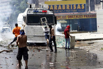 Caracas, Venezuela.- Los opositores a Nicolás Maduro volvieron a manifestarse este jueves en la autopista Francisco Fajardo de Caracas en medio de una creciente tensión política, que esta semana ha dejado decenas de heridos y detenidos en las protestas.