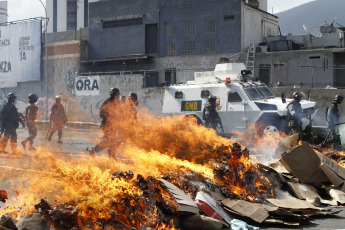 Caracas, Venezuela.- Los opositores a Nicolás Maduro volvieron a manifestarse este jueves en la autopista Francisco Fajardo de Caracas en medio de una creciente tensión política, que esta semana ha dejado decenas de heridos y detenidos en las protestas.