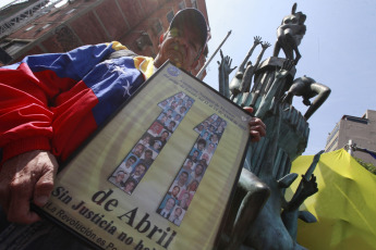 Caracas, Venezuela.- Concentración en conmemoración de los 15 años del intento de golpe de Estado a Hugo Chávez, el encuentro se desarrolló este martes 11 de abril en Puente Llaguno, en Caracas, para conmemorar los 15 años de la masacre donde murieron al menos 19 personas.