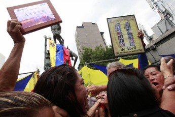 Caracas, Venezuela.- Concentración en conmemoración de los 15 años del intento de golpe de Estado a Hugo Chávez, el encuentro se desarrolló este martes 11 de abril en Puente Llaguno, en Caracas, para conmemorar los 15 años de la masacre donde murieron al menos 19 personas.