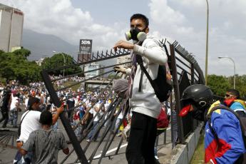 Caracas.- Shock groups opposed to the government of Nicolás Maduro at the Generalísimo Francisco de Miranda airbase in La Carlota, east of Caracas, seeking to obstruct the passage through the area.Pedro Mattey / AVN / LANA