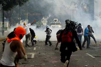 Caracas, Venezuela.- Grupos opositores al gobierno de Nicolás Maduro atacan la base aérea Generalísimo Francisco de Miranda en La Carlota, al este de Caracas, buscando obstruir el paso por la zona.