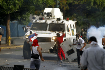 Caracas.- Shock groups opposed to the government of Nicolás Maduro at the Generalísimo Francisco de Miranda airbase in La Carlota, east of Caracas, seeking to obstruct the passage through the area.Pedro Mattey / AVN / LANA