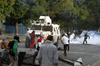 Caracas.- Shock groups opposed to the government of Nicolás Maduro at the Generalísimo Francisco de Miranda airbase in La Carlota, east of Caracas, seeking to obstruct the passage through the area.Pedro Mattey / AVN / LANA