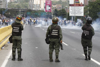 Caracas.- Shock groups opposed to the government of Nicolás Maduro at the Generalísimo Francisco de Miranda airbase in La Carlota, east of Caracas, seeking to obstruct the passage through the area.Pedro Mattey / AVN / LANA