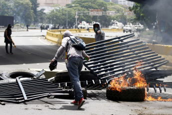 Caracas.- Shock groups opposed to the government of Nicolás Maduro at the Generalísimo Francisco de Miranda airbase in La Carlota, east of Caracas, seeking to obstruct the passage through the area.Pedro Mattey / AVN / LANA