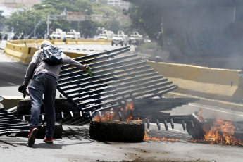 Caracas, Venezuela.- Grupos opositores al gobierno de Nicolás Maduro atacan la base aérea Generalísimo Francisco de Miranda en La Carlota, al este de Caracas, buscando obstruir el paso por la zona.