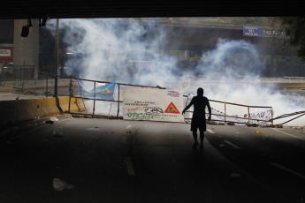 Caracas, Venezuela.- Grupos opositores al gobierno de Nicolás Maduro atacan la base aérea Generalísimo Francisco de Miranda en La Carlota, al este de Caracas, buscando obstruir el paso por la zona.