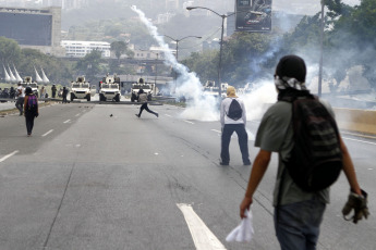 Caracas.- Shock groups opposed to the government of Nicolás Maduro at the Generalísimo Francisco de Miranda airbase in La Carlota, east of Caracas, seeking to obstruct the passage through the area.Pedro Mattey / AVN / LANA