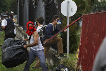 Caracas, Venezuela.- Grupos opositores al gobierno de Nicolás Maduro atacan la base aérea Generalísimo Francisco de Miranda en La Carlota, al este de Caracas, buscando obstruir el paso por la zona.