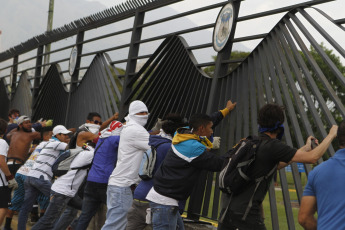 Caracas.- Shock groups opposed to the government of Nicolás Maduro at the Generalísimo Francisco de Miranda airbase in La Carlota, east of Caracas, seeking to obstruct the passage through the area.Pedro Mattey / AVN / LANA